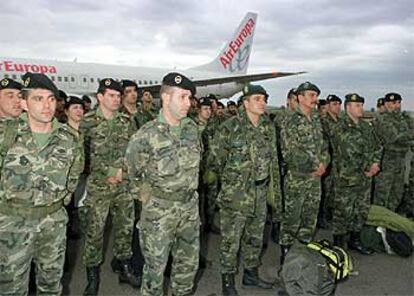 Militares españoles procedentes de Kosovo, a su llegada el pasado sábado a la base de Talavera la Real (Badajoz).