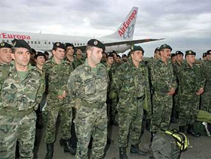 Militares españoles procedentes de Kosovo, a su llegada el pasado sábado a la base de Talavera la Real (Badajoz).