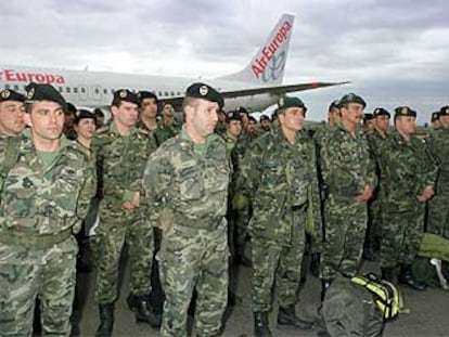 Militares españoles procedentes de Kosovo, a su llegada el pasado sábado a la base de Talavera la Real (Badajoz).