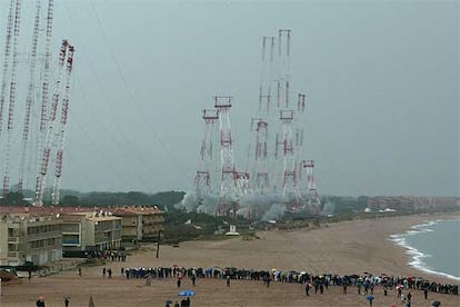 Demolición de las antenas de Radio Liberty ayer en la playa de Pals.