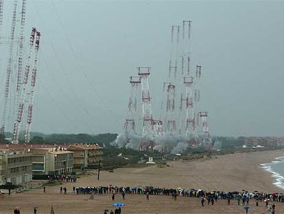 Demolición de las antenas de Radio Liberty ayer en la playa de Pals.