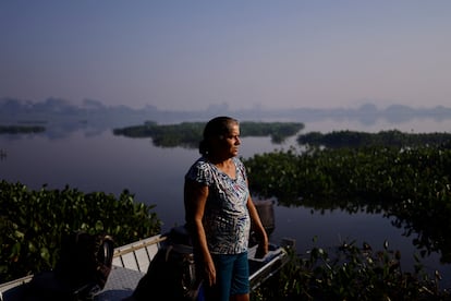 Fátima Brandao mira el humo que sube desde el incendio en el Pantanal, en el estado de Mato Grosso del Sur (Brasil), el 12 de junio.  