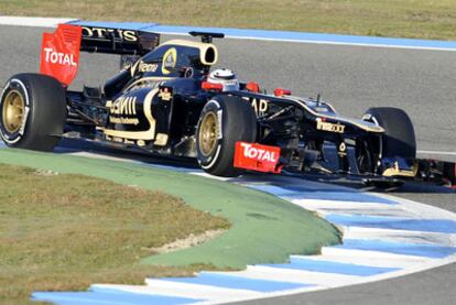 Kimi Raikkonen pilota su nuevo Lotus durante los entrenamientos de hoy en Jerez.