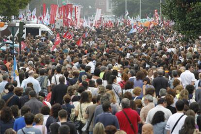 Un momento de la manifestación de los profesores gallegos contra los recortes en la educación celebrada hoy en Santiago de Compostela