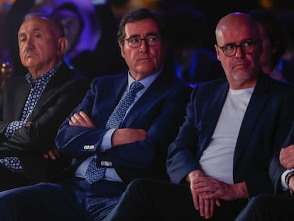 El presidente de la CEOE Antonio Garamendi (c), acompañado por el secretario general de CCOO Unai Sordo (d) y por el secretario general de UGT Pepe Álvarez (i).