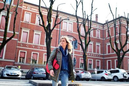 La maestra Monica Fontanelli delante de la fachada del colegio Carducci, en Bolonia. 