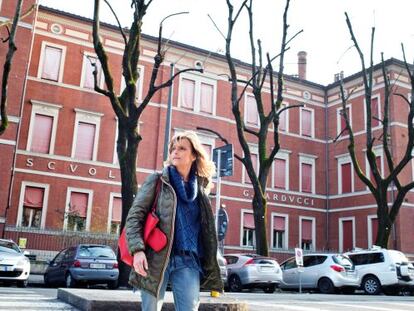 La maestra Monica Fontanelli delante de la fachada del colegio Carducci, en Bolonia. 