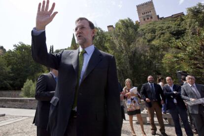 El líder del PP, Mariano Rajoy, durante su visita ayer a Granada.