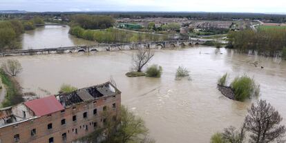 Heavy rains caused the Pisuerga River to overflow on Tuesday in Simancas (Valladolid).