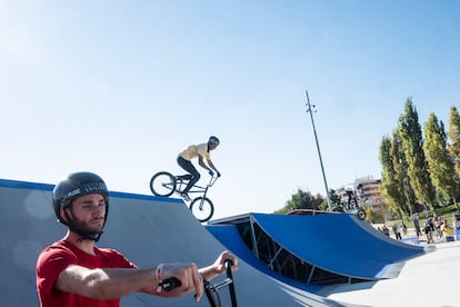 Piruetas en bici durante la primera mañana del festival Madrid Urban Sports que se celebra este fin de semana en Matadero.