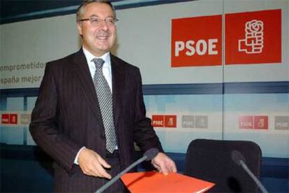 El secretario de organización del PSOE, José Blanco, tras la reunión de la permanente del PSOE.