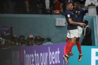 Mbappé y Dembélé celebran un gol de Francia.