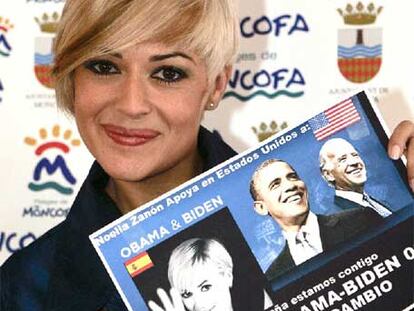 Noelia Zanón, ayer en Moncofa con un cartel de Barack Obama.