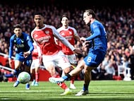 Alex Scott (derecha) marca el segundo gol del Bournemouth ante el Arsenal.