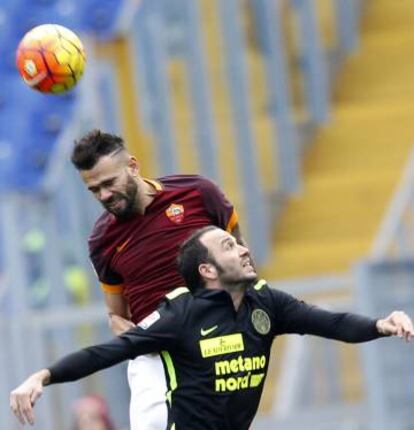 Castan cabecea en el duelo ante el Verona.