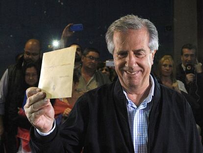 L'expresident i candidat Tabaré Vázquez votant aquest diumenge.