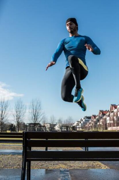 Un atleta salta sobre un banco en Gijón (Asturias).