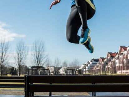 Un atleta salta sobre un banco en Gij&oacute;n (Asturias).