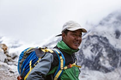 Los sherpas son los habitantes de las regiones montañosas de los Himalayas, en Nepal. Migraron desde la provincia central de China, Sichuan, hace aproximadamente 500 años. En la actualidad son alrededor de 190.000 sherpas, que viven principalmente en las montañas de Nepal, pero también al norte de Katmandú y en algunas regiones de China, India y el Tibet. En la imagen, el sherpa Sange cerca del sendero de Gorak Shep. Como muchas otras familias, la de Sange trabaja en una pequeña casa de té cuando no están trabajando en las montañas.