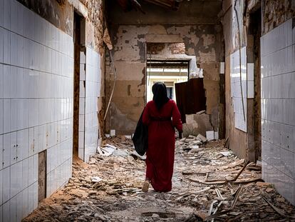 Una trabajadora de la salud de Médicos Sin Fronteras camina por las ruinas del hospital de Mocímboa da Praia (Mozambique).