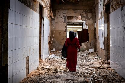 Una trabajadora de la salud de Médicos Sin Fronteras camina por las ruinas del hospital de Mocímboa da Praia (Mozambique).