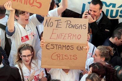 "No te pongas enfermo, estamos en crisis", dice la pancarta en alusión al tijeretazo previsto para Sanidad y Educación en Cataluña.