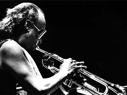 Miles Davis a la trompeta, durante un concierto en Valencia en 1985.