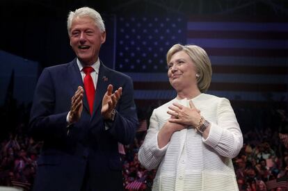 La candidata demócrata a la presidencia de Estados Unidos, Hillary Clinton, acompañada de su marido, el expresidente Bill Clinton, en Brooklyn.