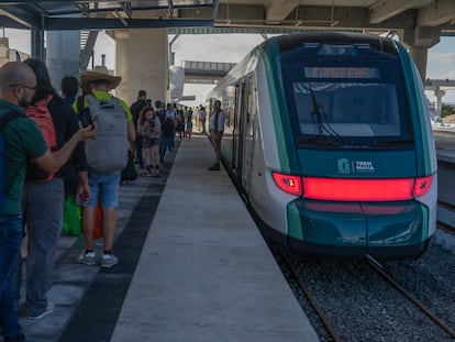 Pasajeros abordan el Tren Maya, el 15 de diciembre en la estación de Cancún.