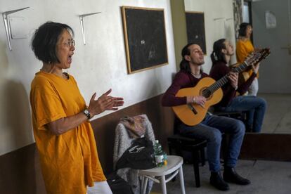 La japonesa Kei Ooka, llegada a España hace 23 años, se gana la vida en el tablao Ziryab de Madrid, donde actúa como cantaora y trabaja de camarera. En esta foto Ooka acompaña con las palmas al guitarrista Ricardo García durante una clase en la escuela Amor de Dios de Madrid.