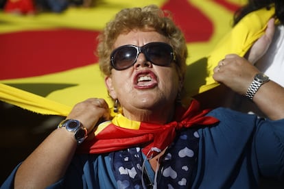 Uma manifestante grita slogans contra a independência e a favor da unidade espanhola.