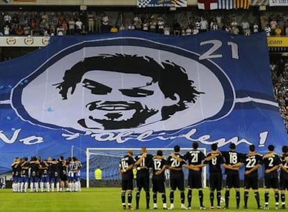 La afición espanyolista despliega un mural con el rostro de Dani Jarque antes del partido.