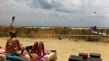 Dos mujeres toman el sol en la playa de los Lances en Tarifa, Cádiz