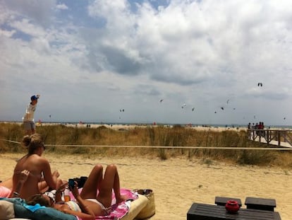 Dos mujeres toman el sol en la playa de los Lances en Tarifa, Cádiz