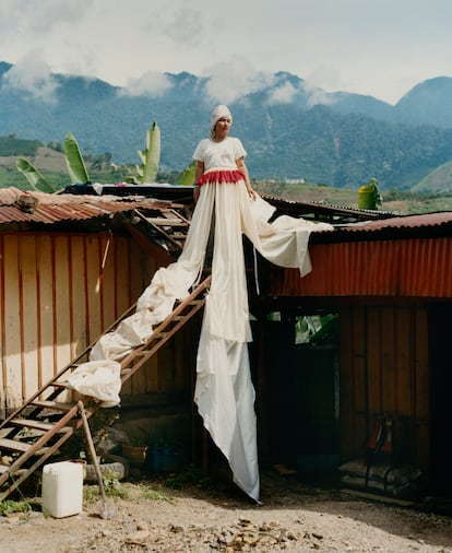 Samantha. Mujer indígena trans, líder comunitaria y activista de la región cafetera de Colombia.Trabaja como recolectora de café y coordina un grupo de mujeres trans exiliadas de la tribu indígena emberá por defender su identidad de género. La falda de Samantha en su retrato, construida con las cortinas de la finca y sacos de café, es un símbolo de la belleza y la dignidad que enmarca su vida cotidiana.