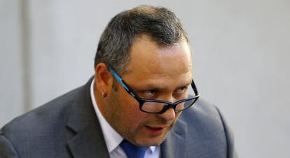 Sebastian Davalos presenta su renunica en Santiago de Chile.