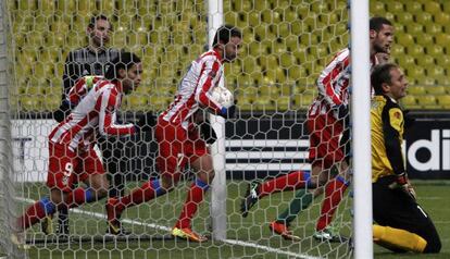 Falcao, Adri&aacute;n y Mario Su&aacute;rez, tras el gol de Falcao. 