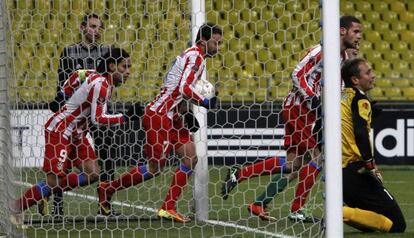 Falcao, Adrián y Mario Suárez, tras el gol de Falcao.