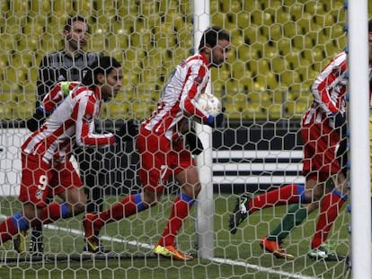 Falcao, Adri&aacute;n y Mario Su&aacute;rez, tras el gol de Falcao. 