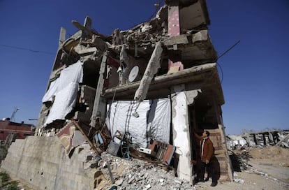 Un hombre palestino intenta entrar en un edificio que sufrió graves daños este verano. Seis meses después del conflicto, las condiciones de vida para la población gazatí siguen siendo "dramáticas", según la ONU. La mayoría de los habitantes de la Franja no tienen acceso a servicios de salud, agua o saneamiento y más de 100.000 palestinos continúan desplazados.