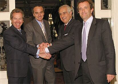 Los responsables de  Corporación Egaña y Acerías y Forjas de Azcoitia tras su fusión en abril de 2002.
