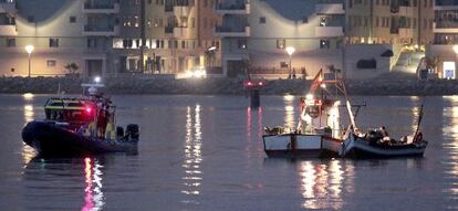 Una patrullera de la policía de Gibraltar se acerca a uno de los pesqueros de La Línea.