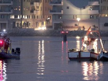 Una patrullera de la policía de Gibraltar se acerca a uno de los pesqueros de La Línea.