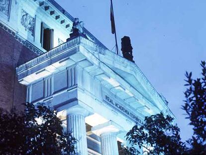 Frontispicio de la Real Academia Española en su sede de Madrid.