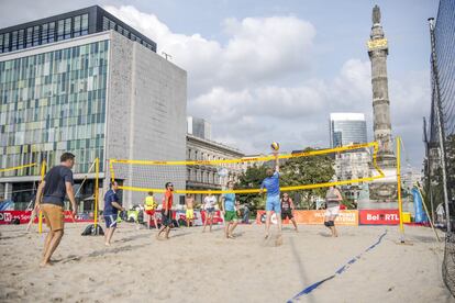 Bruxelles les Bains es el lugar al que ir a refrescarse en la capital belga: playas fabricadas a golpe de arena importada, palmeras y tumbonas en los muelles que jalonan el canal. Este año, hasta el 25 de agosto, viven un formato de 'pop-ups' llamado 'Hola, verano' <a href="https://www.hellosummer.be/" target="_blank">(www.hellosummer.be)</a>, que desarrolla en cuatro vecindarios actividades deportivas, culturales o de ocio para niños y adultos. También organiza cuentacuentos, talleres, cine, clases de yoga y mucha diversión con agua de por medio. Tras pasar por la Cité Administrative y Square Ambiorix (Barrio Europeo), del 15 al 18 de agosto las actividades se llevan a cabo en la Place Peter Benoit (Neder-Over-Heembeek) y del 22 al 25 se trasladarán a Leopold Square (Laeken). Más información: <a href="https://www.bruxelleslesbains.be/" target="_blank">www.bruxelleslesbains.be</a>