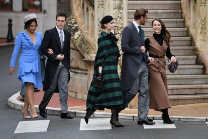 Pierre Casiraghi, segundo hijo de Carolina de Mónaco, llega a la catedral de Mónaco junto a su esposa, Beatrice Borromeo, y su hermana pequeña, 
la princesa Alexandra de Hanóver. Detrás, Marie Chevallier y Louis Ducruet.