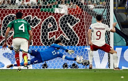 El portero mexicano Guillermo Ochoa para el penalti al delantero polaco Robert Lewandowski. 