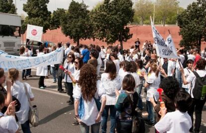 Médicos, enfermeras y camilleros del hospital del Mar de Barcelona cortando la Ronda del Litoral en protesta contra los recortes en la sanidad catalana.