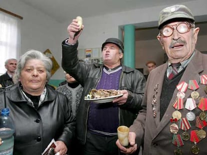 Un grupo de osetios brinda durante las votaciones de ayer en el referéndum sobre la independencia.