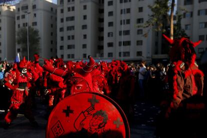 Manifestantes caracterizados como diablos realizaron un bailable durante la jornada de protestas.